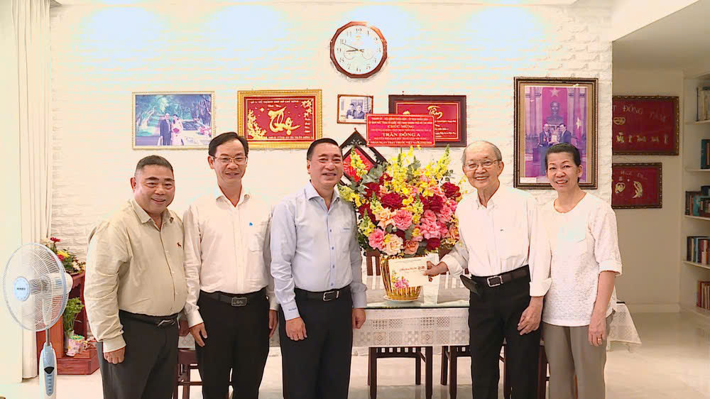 Lãnh đạo TP.HCM thăm các cán bộ lão thành ngành y tế nhân ngày 27-2 4 Lãnh đạo TP.HCM thăm các cán bộ lão thành ngành y tế nhân ngày 27-2 - Ảnh 4.