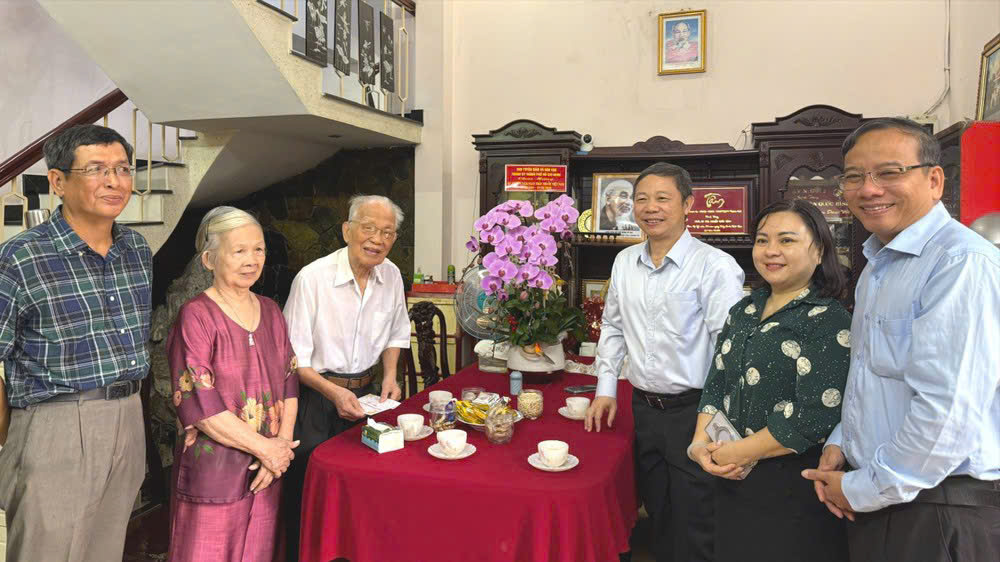 Lãnh đạo TP.HCM thăm các cán bộ lão thành ngành y tế nhân ngày 27-2 5 Lãnh đạo TP.HCM thăm các cán bộ lão thành ngành y tế nhân ngày 27-2 - Ảnh 5.