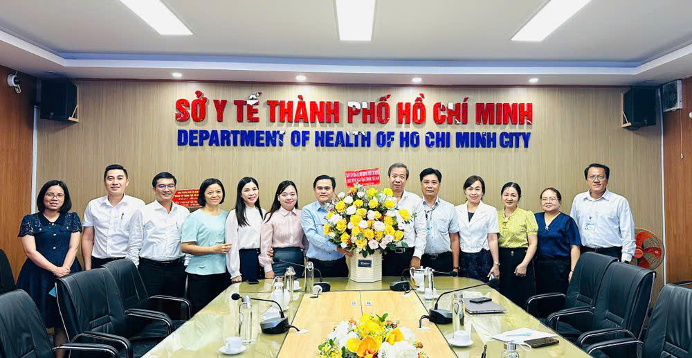 Lãnh đạo TP.HCM thăm các cán bộ lão thành ngành y tế nhân ngày 27-2 6 thầy thuốc Việt Nam - Ảnh 6.