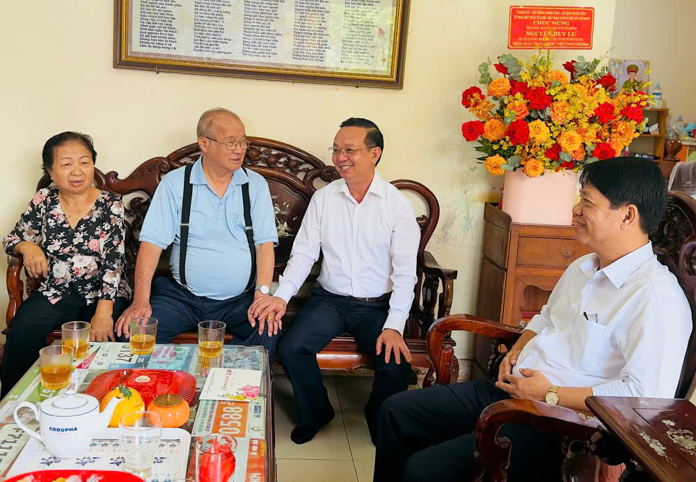 Lãnh đạo TP.HCM thăm các cán bộ lão thành ngành y tế nhân ngày 27-2 - Ảnh 8. Lãnh đạo TP.HCM thăm các cán bộ lão thành ngành y tế nhân ngày 27-2 - Ảnh 8.