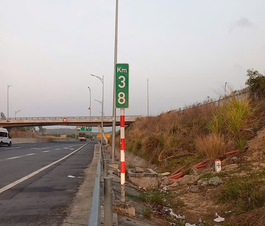 Nhức nhối mất cắp thiết bị điện trên cao tốc Phan Thiết - Dầu Giây 2 Phan Thiết - Dầu Giây - Ảnh 2.