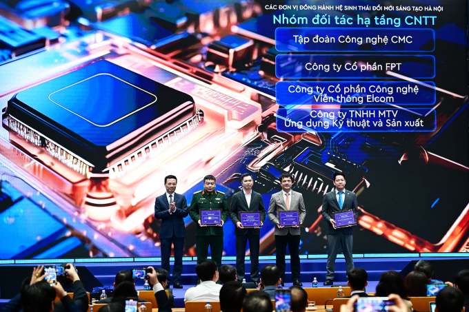 Bộ trưởng Khoa học và Công nghệ Nguyễn Mạnh Hùng trao chứng nhận cho đại diện CMC, Elcom, FPT - nhóm đối tác hạ tầng CNTT, đồng hành cùng hệ sinh thái đổi mới sáng tạo Hà Nội. Ảnh: Trọng Đạt