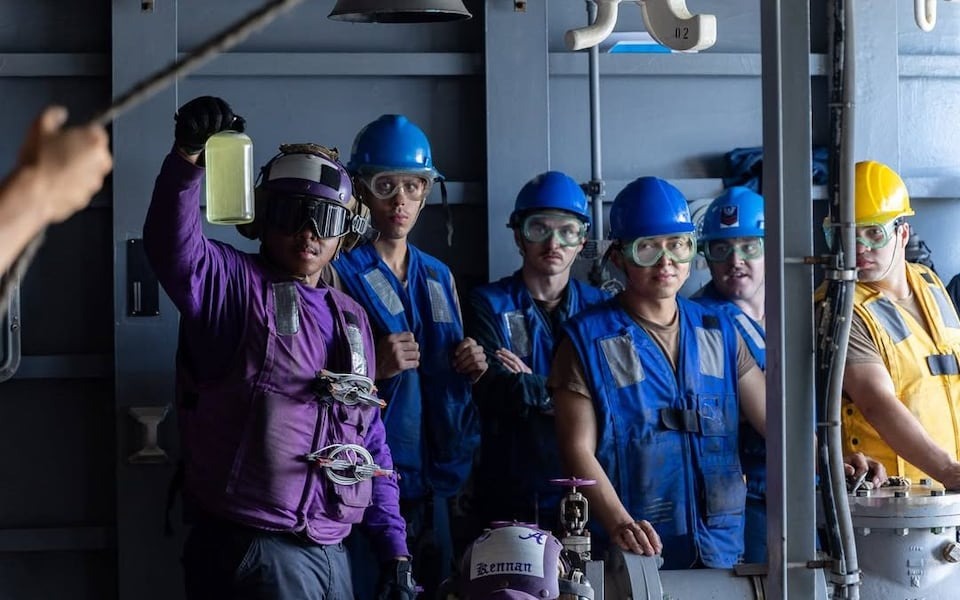 Chiến hạm lớn nhất thế giới của Mỹ gặp sự cố hy hữu khi đang hướng tới Iran - Ảnh 2.