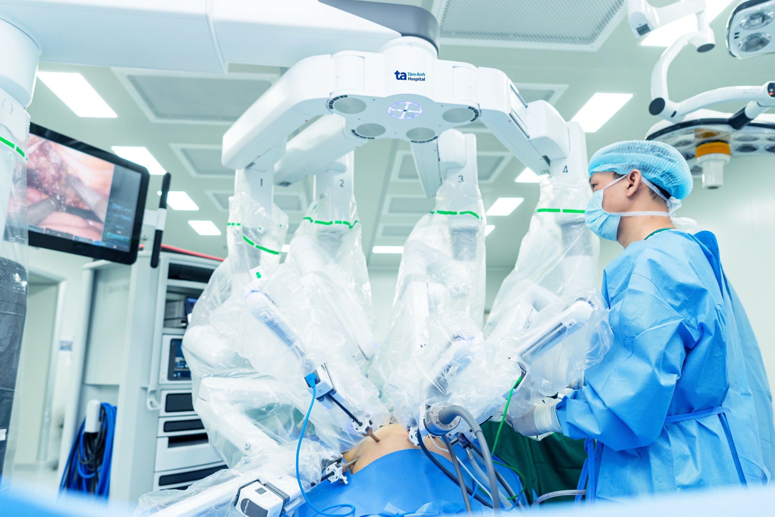 Đầu tư thiết bị y tế tối tân để cứu người bệnh - Ảnh 2.