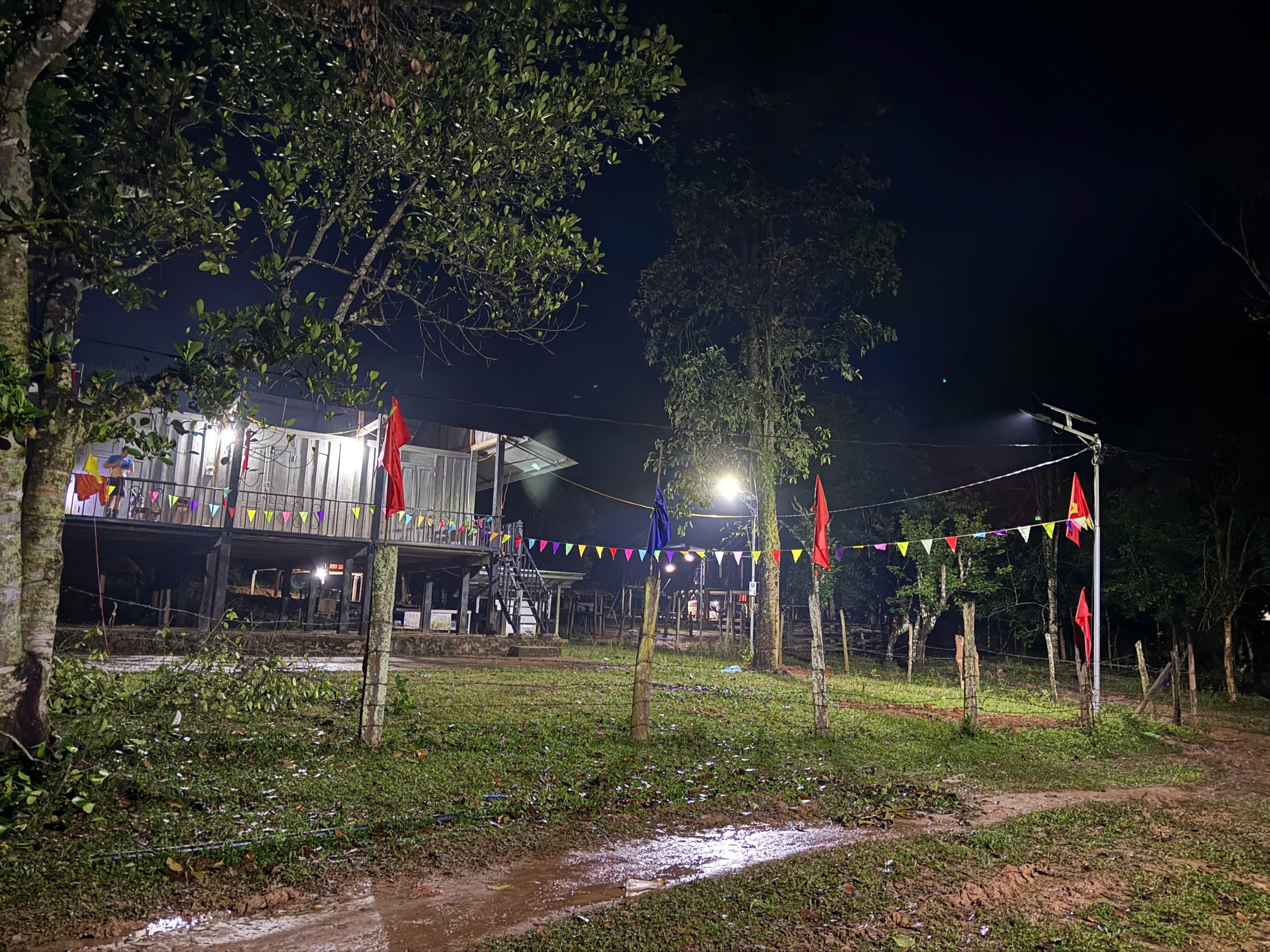 Điện về vùng lõm giữa đại ngàn Trường Sơn - Ảnh 4.