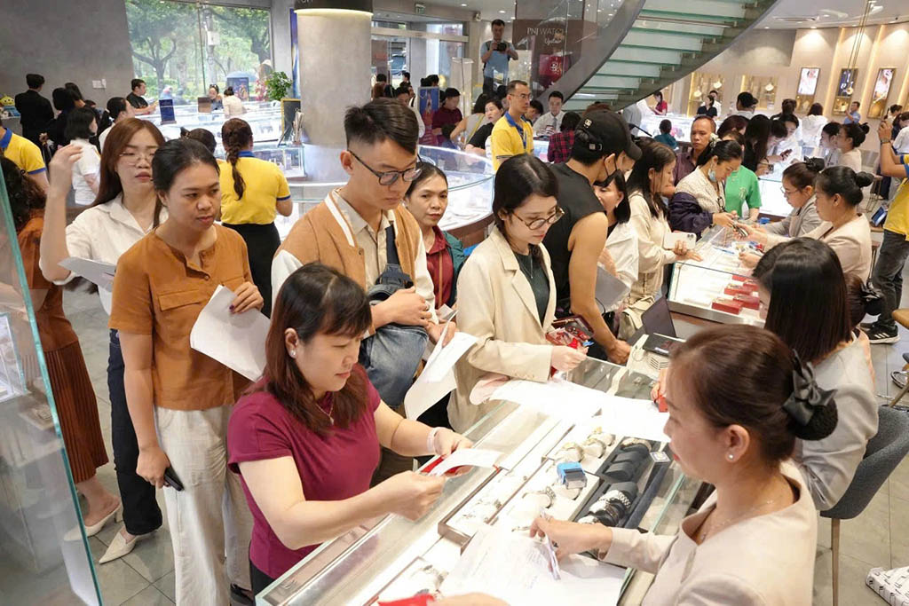 Người dân mua vàng, cổ phiếu... ngày vía Thần tài- Ảnh 2.