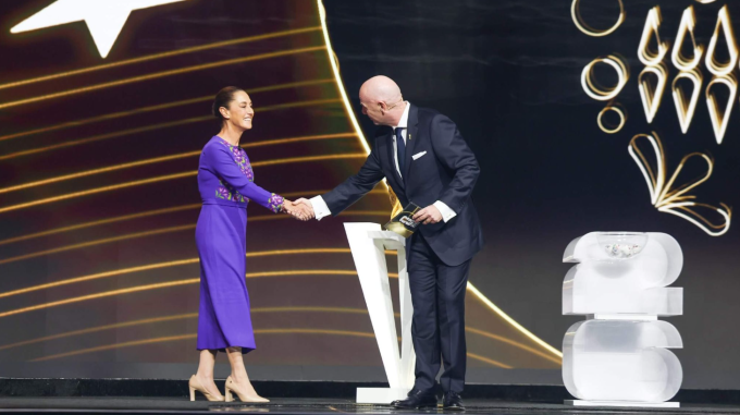 Tổng thống Mexico Claudia Sheinbaum cùng chủ tịch FIFA Gianni Infantino. Ảnh: FIFA