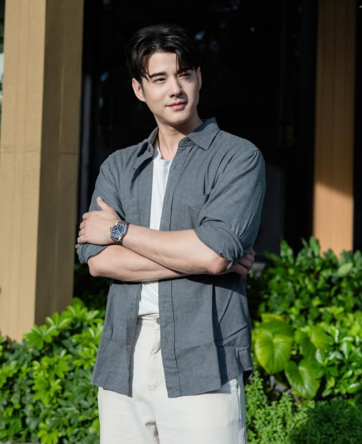 Diễn viên chuộng gam trung tính vì dễ phối đồ, phù hợp nhiều hoàn cảnh. Mario Maurer sinh năm 1988, mang ba dòng máu Thái Lan, Đức, Trung Quốc. Anh gia nhập làng giải trí năm 2004, từng đóng các phim The love of Siam, A little thing called love (Mối tình đầu), Tình người duyên ma, Lời nguyền của quỷ, Ánh dương tình yêu, Trò chơi vương quyền, Hẹn ước tình yêu, Công tử về vườn, Thầy lang trúng mánh.