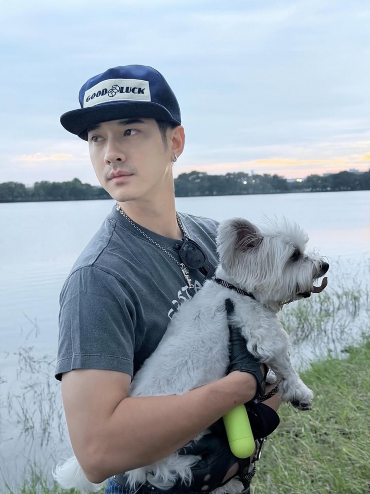 Ở đời thường, tài tử thường xuất hiện với áo thun, quần jeans, tạo điểm nhấn với mốt mũ ngược. Anh nuôi thú cưng, thích du lịch và những môn thể thao cảm giác mạnh. Trong nhiều cuộc phỏng vấn, anh cho biết yêu khoảnh khắc về nhà ăn cơm cùng mẹ và anh trai.