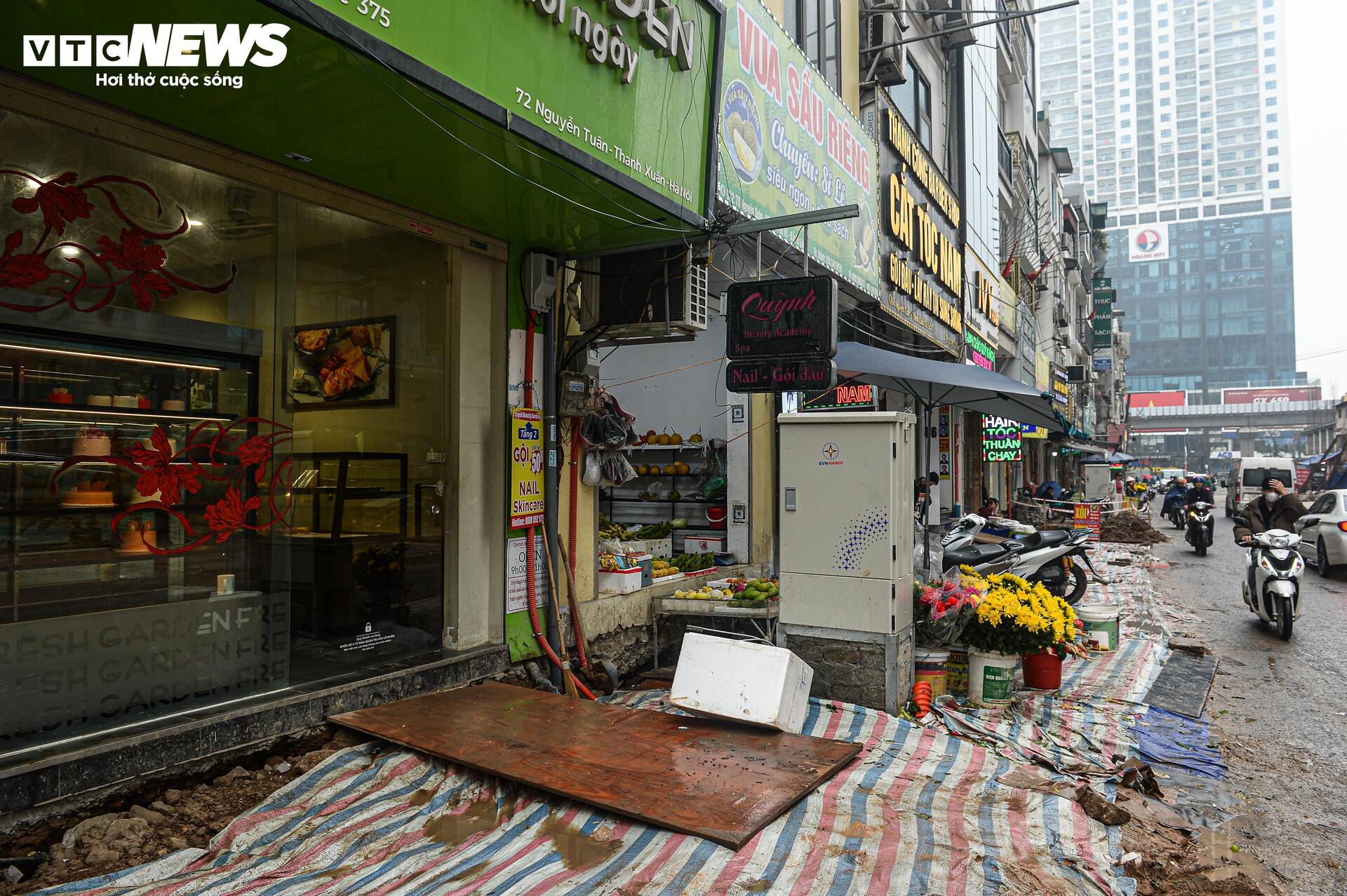 Dự án đường 400 tỷ ở Hà Nội ngổn ngang sau Tết, dân lội bùn, bắc ván vào nhà- Ảnh 3.