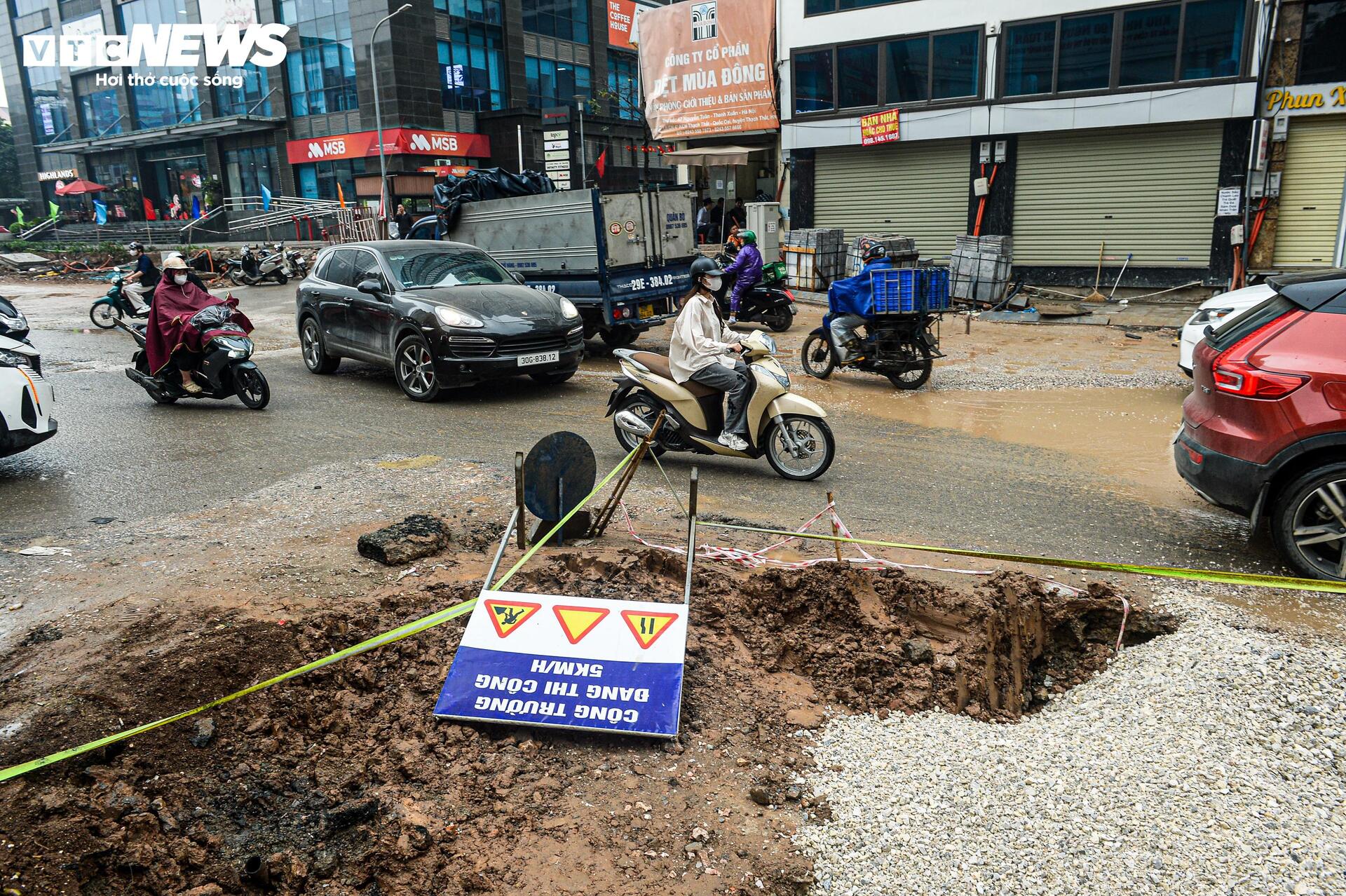 Dự án đường 400 tỷ ở Hà Nội ngổn ngang sau Tết, dân lội bùn, bắc ván vào nhà- Ảnh 7.