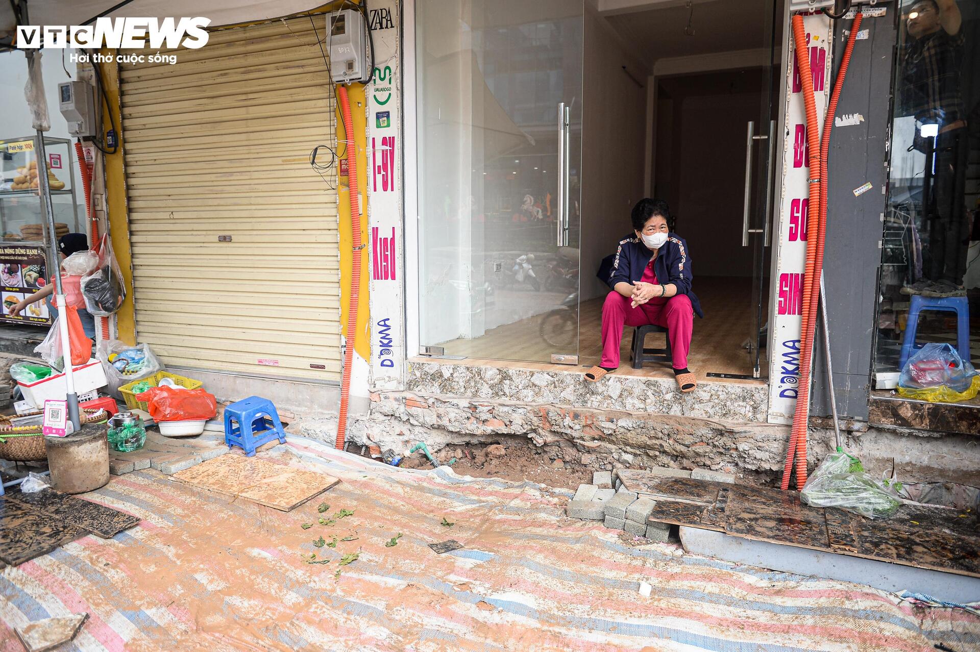 Dự án đường 400 tỷ ở Hà Nội ngổn ngang sau Tết, dân lội bùn, bắc ván vào nhà- Ảnh 12.