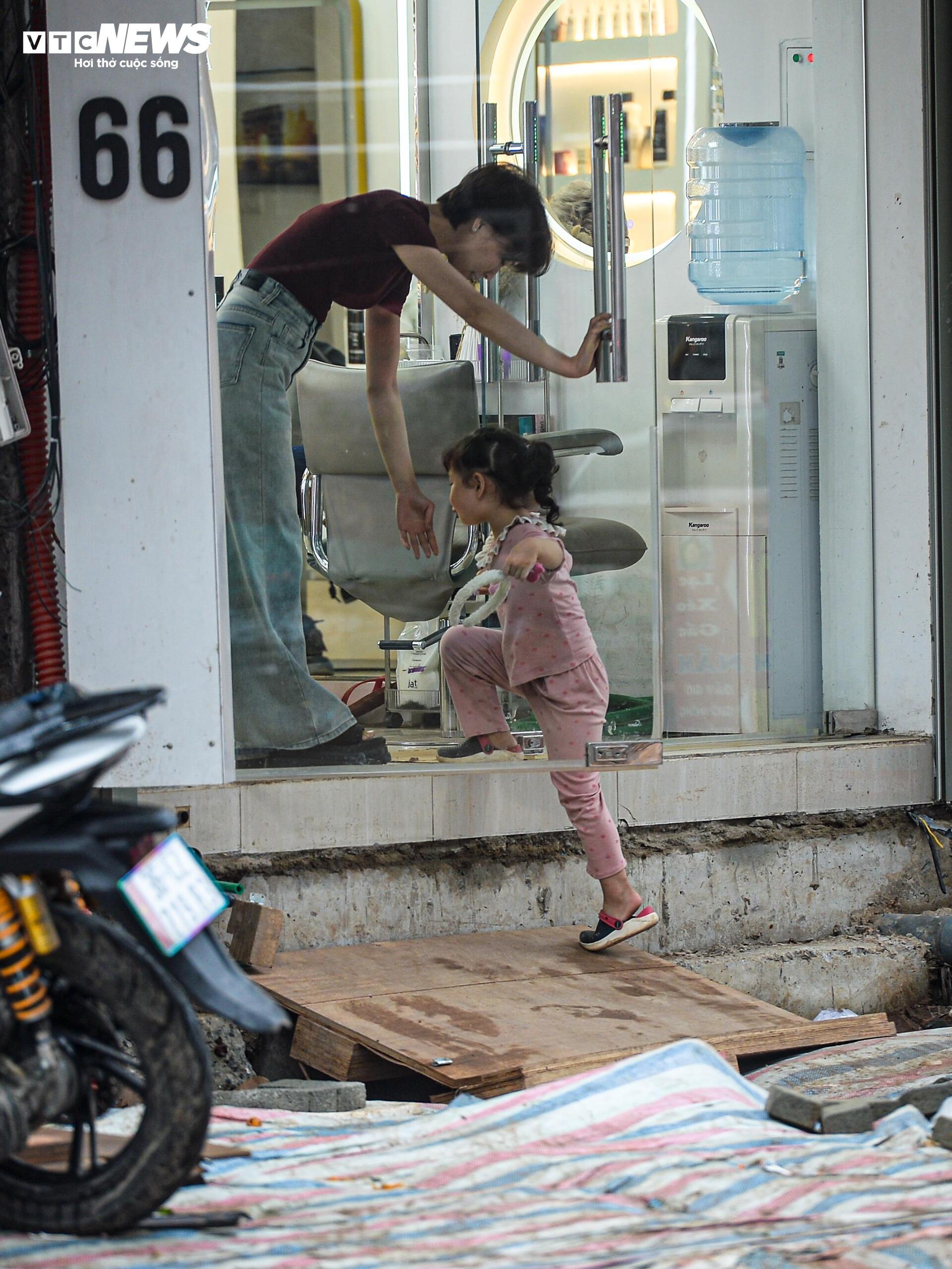 Dự án đường 400 tỷ ở Hà Nội ngổn ngang sau Tết, dân lội bùn, bắc ván vào nhà- Ảnh 13.