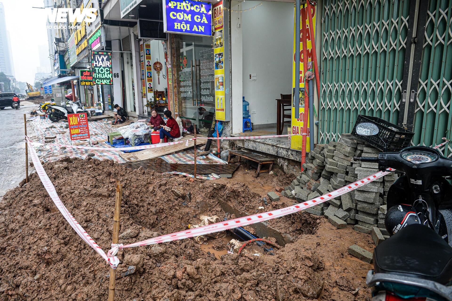 Dự án đường 400 tỷ ở Hà Nội ngổn ngang sau Tết, dân lội bùn, bắc ván vào nhà- Ảnh 14.