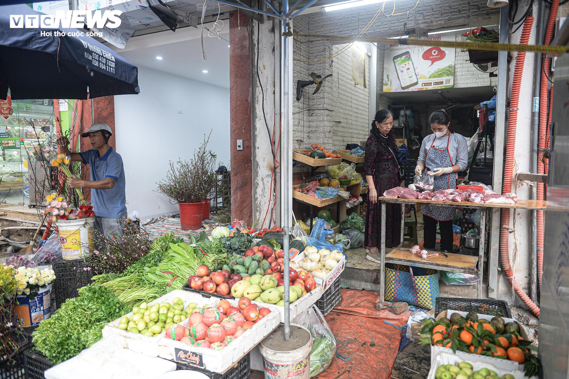 Dự án đường 400 tỷ ở Hà Nội ngổn ngang sau Tết, dân lội bùn, bắc ván vào nhà- Ảnh 16.