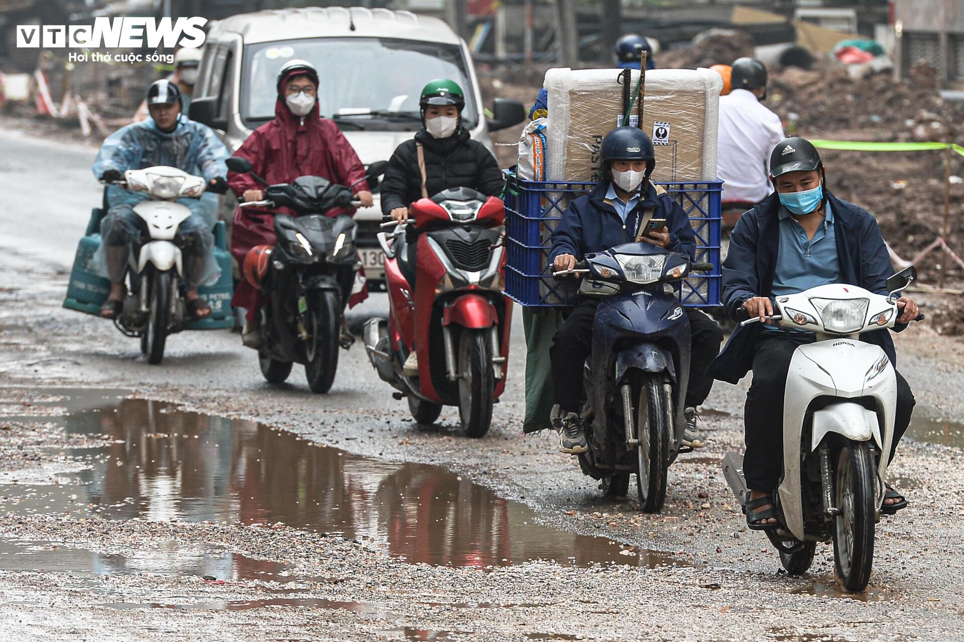 Dự án đường 400 tỷ ở Hà Nội ngổn ngang sau Tết, dân lội bùn, bắc ván vào nhà- Ảnh 17.