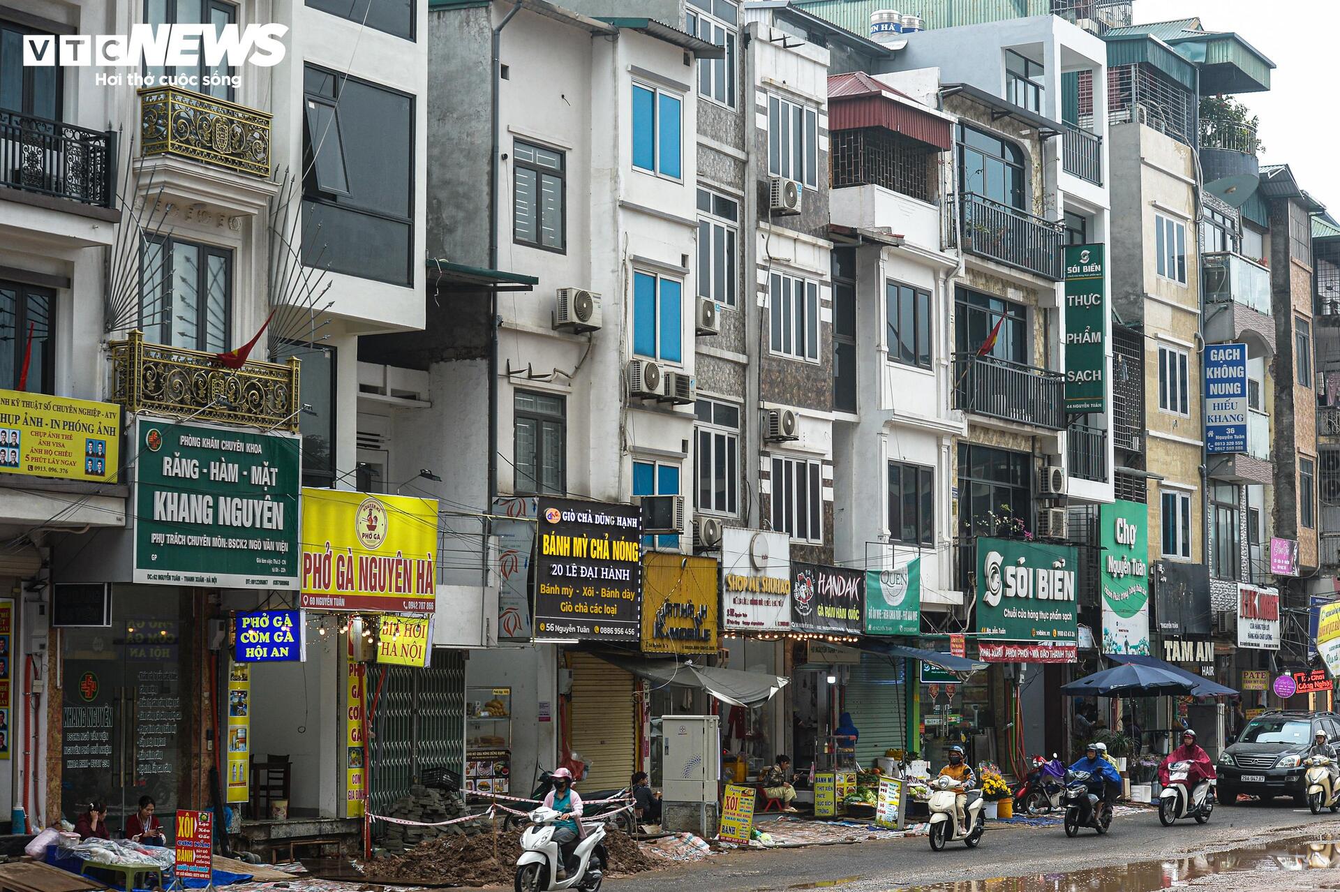 Dự án đường 400 tỷ ở Hà Nội ngổn ngang sau Tết, dân lội bùn, bắc ván vào nhà- Ảnh 19.