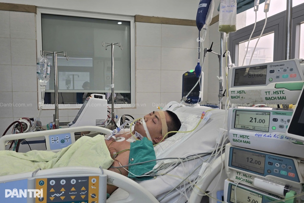 Bác sĩ Bệnh viện Bạch Mai kêu gọi cứu nam sinh 16 tuổi nguy kịch - 4