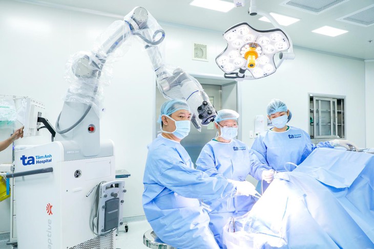 Bệnh viện Tâm Anh lập kỷ lục châu Á về phẫu thuật não bằng Robot AI 2 Tâm Anh - Ảnh 1.