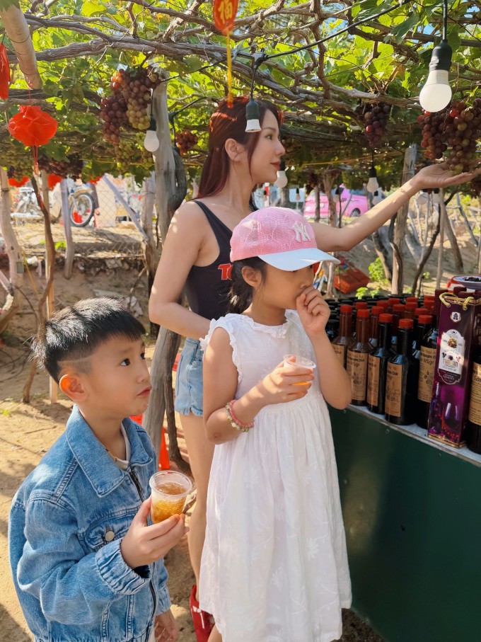 Diệp Lâm Anh mê mẩn lặn biển Hòn Rùa 3 Diệp Lâm Anh cùng hai con trải nghiệm hái nho trong chuyến du lịch Vĩnh Hy đầu năm Bính Ngọ.