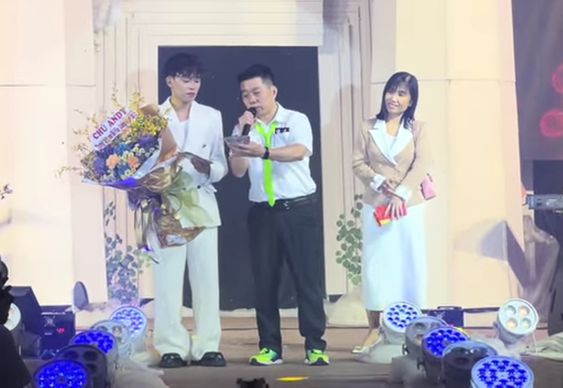 Nam ca sĩ được tặng vàng nhiều nhất Việt Nam: Nhận tiền mặt cả trăm triệu đồng trên sân khấu, 13 tuổi đã nổi tiếng- Ảnh 7.