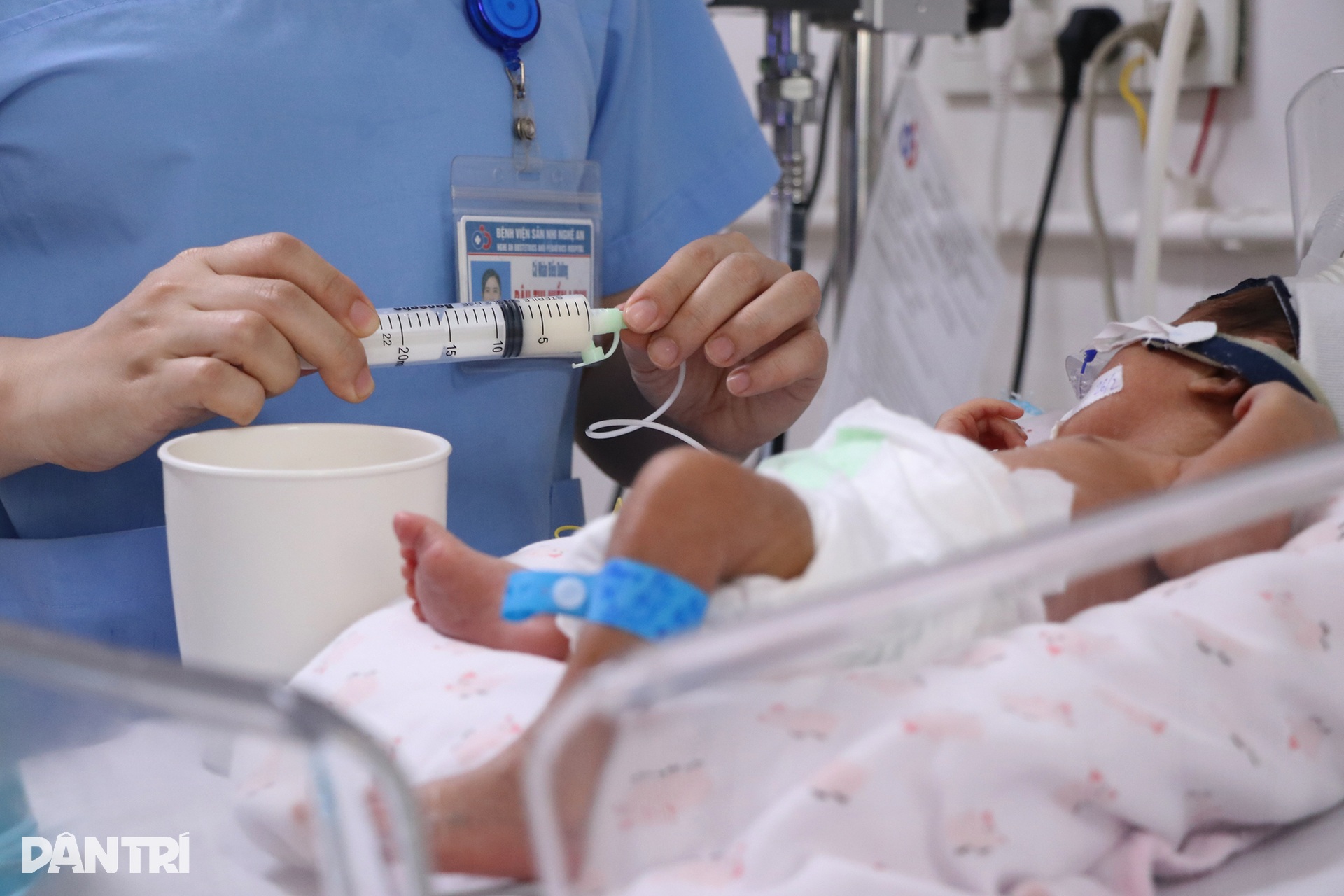 Nơi cuộc chiến giữ sinh mệnh trẻ sinh non được tính bằng giây - 5