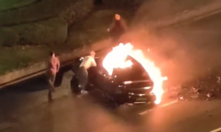 Ôtô bốc cháy sau va chạm, người qua đường phá cửa bất thành