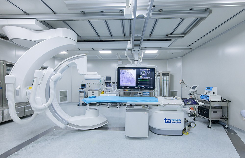 Bệnh viện Tâm Anh triển khai kỹ thuật tạo nhịp không dây thế hệ mới đầu tiên tại Việt Nam 4 Phòng can thiệp hybrid (Hybrid Cath Lab) cao cấp, được trang bị bàn mổ chuyên dụng, hệ thống chụp mạch số hóa xóa nền hiện đại tích hợp camera 3D/4D, màn hình lớn, cho phép quan sát rõ cấu trúc tim, mạch máu, van tim, ngay trong quá trình can thiệp. Ảnh: BVĐK Tâm Anh