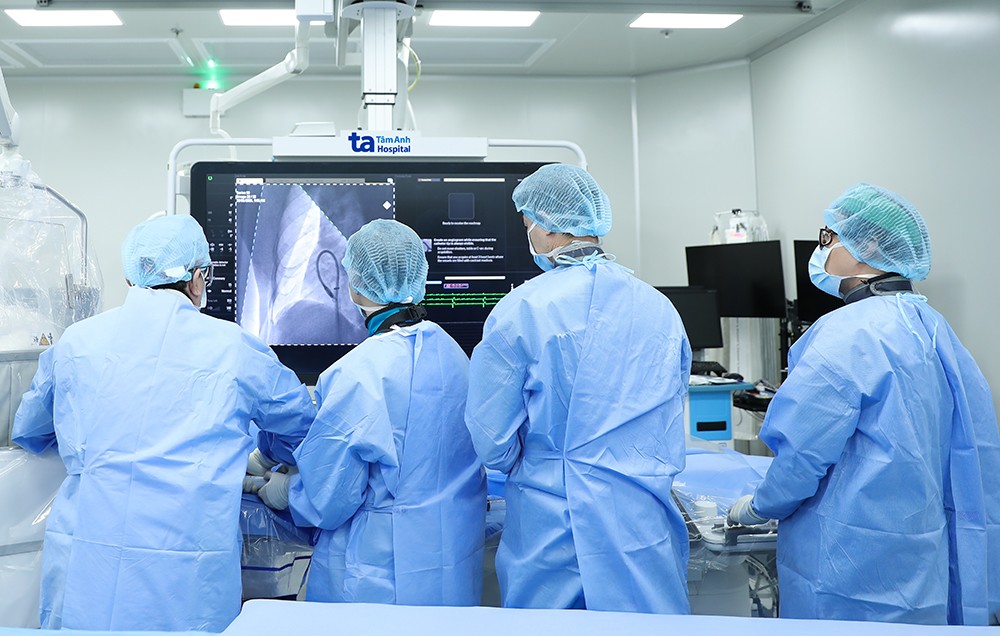 Bệnh viện Tâm Anh triển khai kỹ thuật tạo nhịp không dây thế hệ mới đầu tiên tại Việt Nam 5 Ê kíp bác sĩ can thiệp đặt máy tạo nhịp không dây thế hệ mới nhất Micra AV2 cho bệnh nhân bị rối loạn nhịp tim trong phòng mổ hybrid với sự hỗ trợ của hệ thống X-quang kỹ thuật số hiện đại. Ảnh: BVĐK Tâm Anh