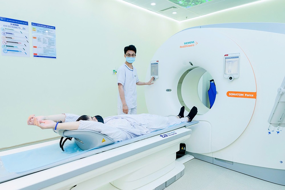Bệnh viện Tâm Anh triển khai kỹ thuật tạo nhịp không dây thế hệ mới đầu tiên tại Việt Nam 7 “Siêu máy chụp CT” Somatom Force VB30 hơn 100.000 lát cắt ứng dụng trí tuệ nhân tạo (AI), hỗ trợ phát hiện sớm bệnh tim mạch. Ảnh: BVĐK Tâm Anh