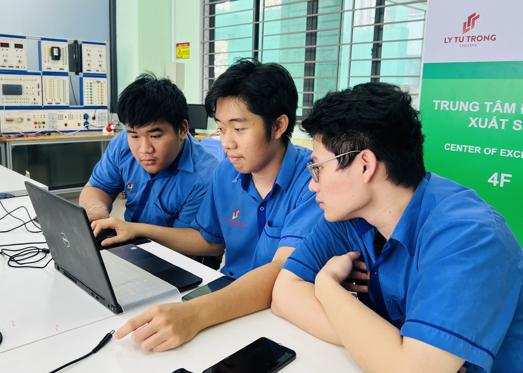 Mức lương của ngành học chỉ xét tuyển thí sinh top điểm cao nhất nước - 2