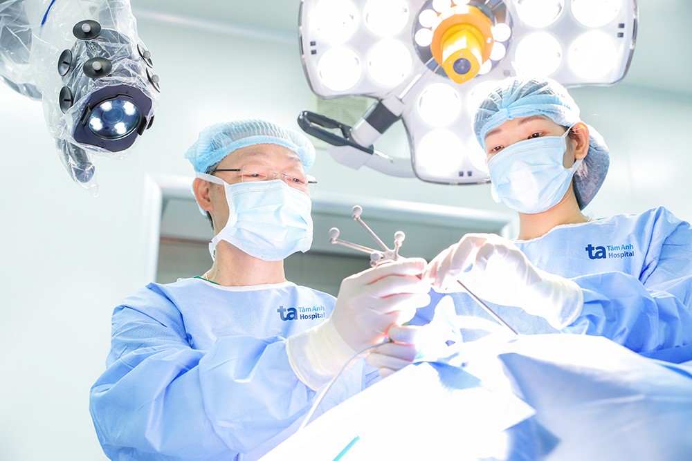 Bệnh viện Tâm Anh TP.HCM là đơn vị duy nhất tại Việt Nam sở hữu và ứng dụng Robot AI Modus V Synaptive chuyên phẫu thuật các bệnh thần kinh - sọ não - cột sống