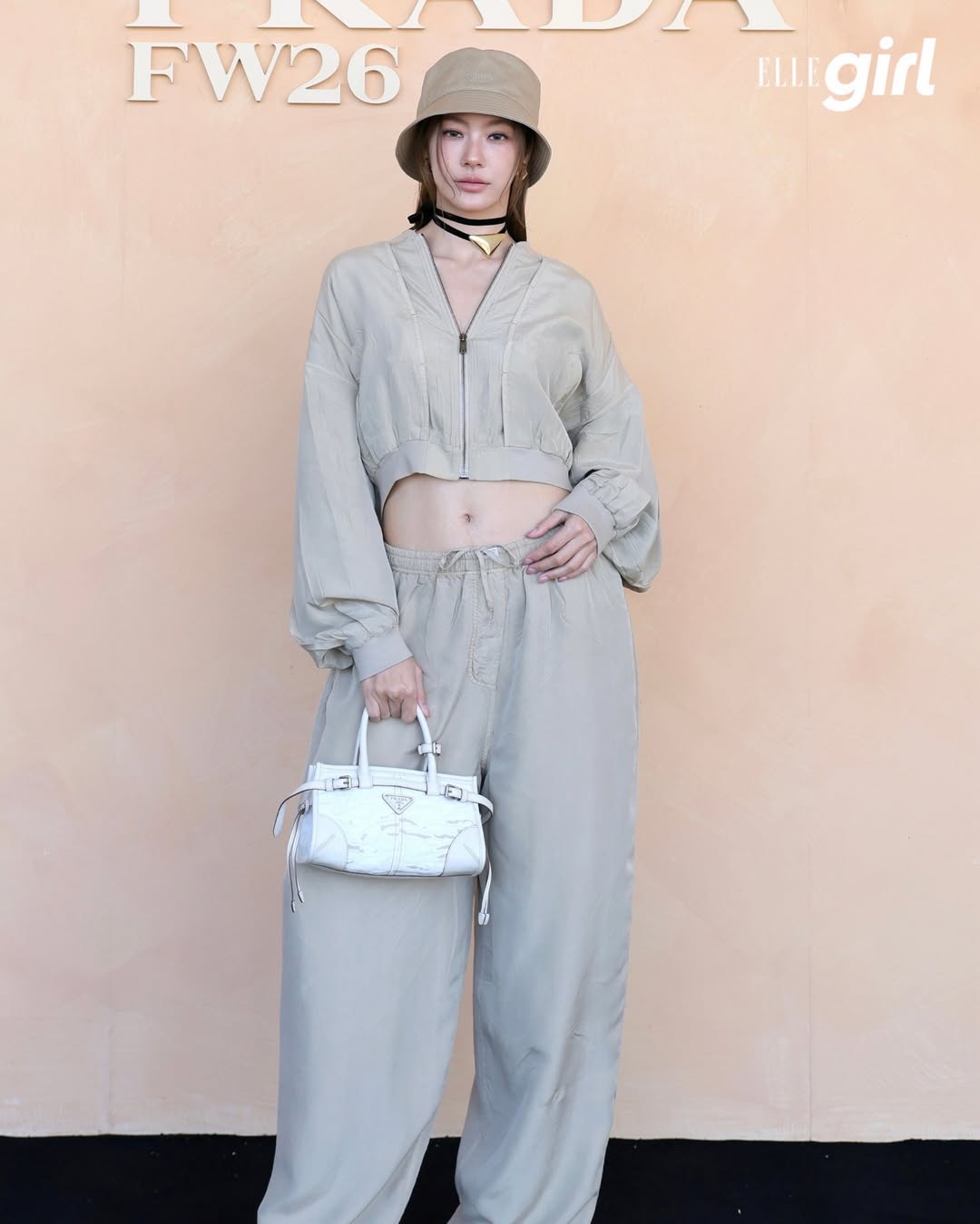 Show Prada năm nay: Tỷ phú Mark Zuckerberg ngồi front row gây tranh cãi, 2 nữ thần Hàn Quốc đọ sắc trong 1 khung hình- Ảnh 11. Show Prada năm nay: Tỷ phú Mark Zuckerberg ngồi front row gây tranh cãi, 2 nữ thần Hàn Quốc đọ sắc trong 1 khung hình- Ảnh 11.