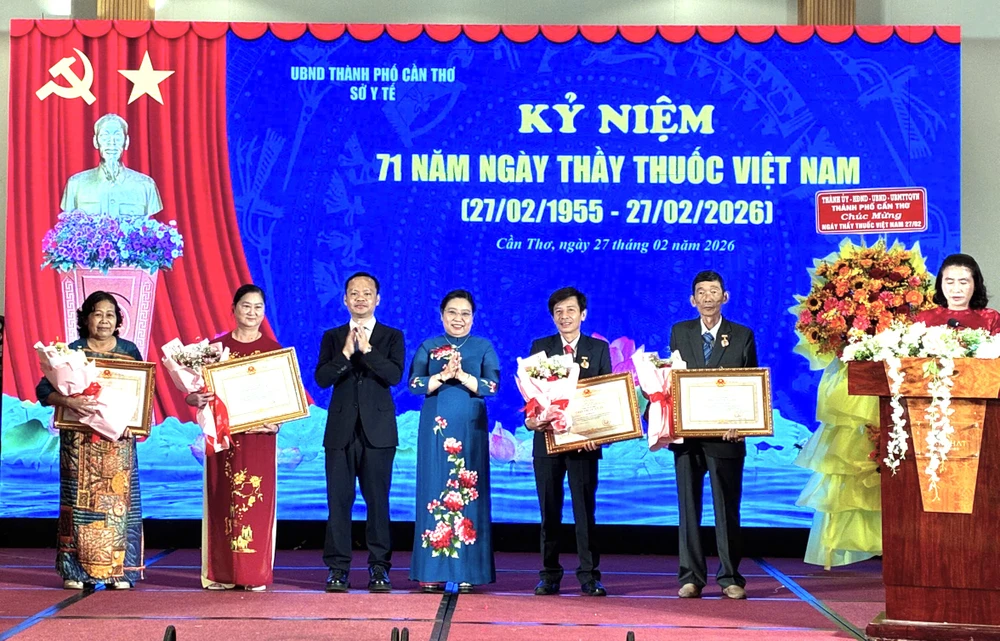 Bốn cá nhân nhận danh hiệu Thầy thuốc Ưu tú tại buổi Lễ. Ảnh: NHẪN NAM y-te-can-tho-2.JPG