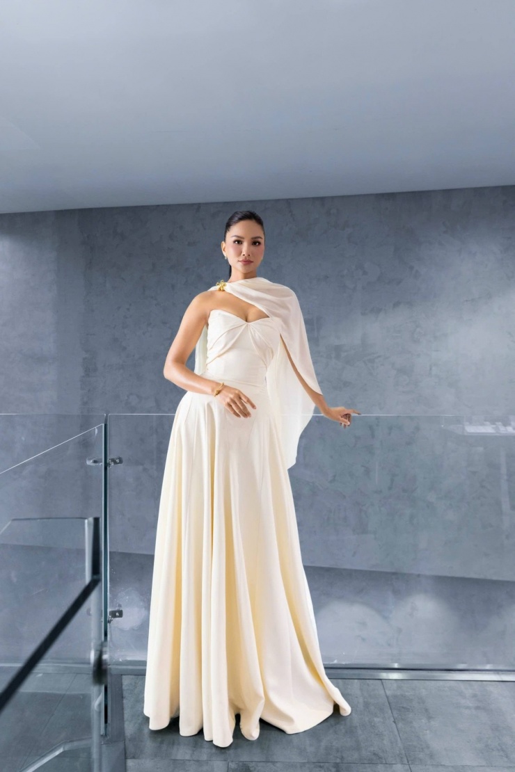 Mẹ một con HHen Niê khoe vòng một gợi cảm 4 Mẹ một con H’Hen Niê khoe vòng một gợi cảm - 3