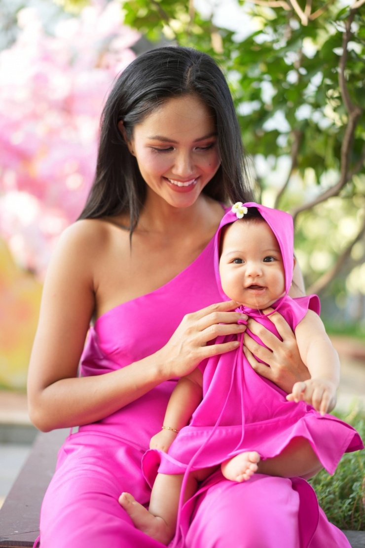 Mẹ một con HHen Niê khoe vòng một gợi cảm 5 H'Hen Niê du Xuân với đầm lệch vai.