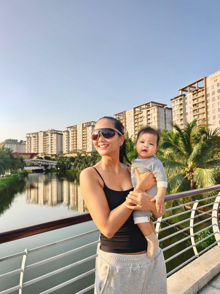 Mẹ một con HHen Niê khoe vòng một gợi cảm 6 Mẹ một con H’Hen Niê khoe vòng một gợi cảm - 5