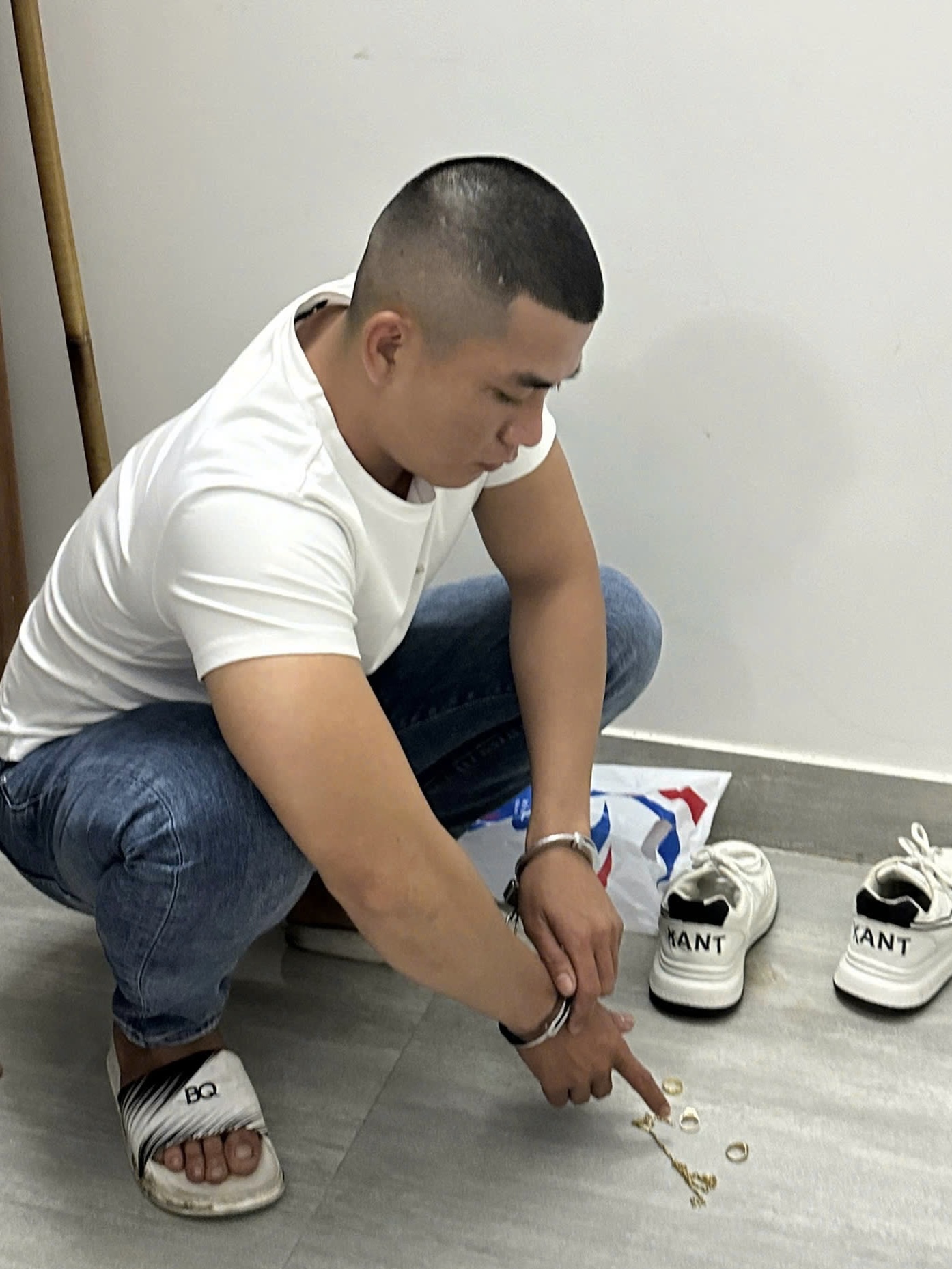 Khống chế nạn nhân, cướp vàng táo tợn giữa ban ngày ở Đà Nẵng- Ảnh 2.