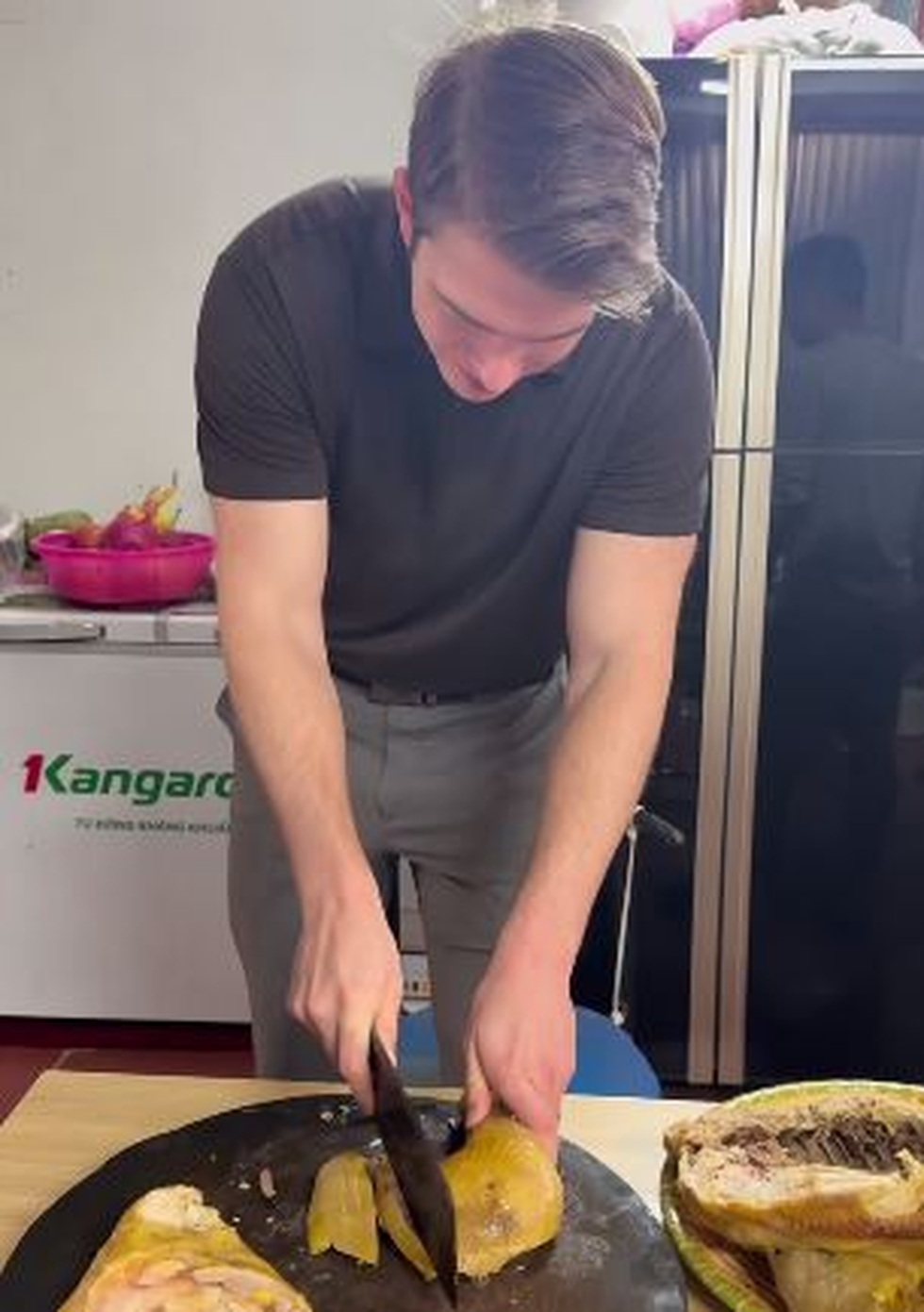 Rể Mỹ về quê vợ Việt ăn Tết, được gia đình dựng rạp đón và cú sốc khó quên - 2