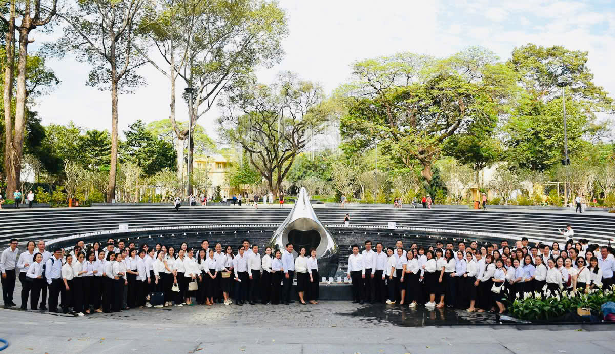 Dâng hoa tưởng niệm đồng bào mất vì COVID-19 nhân 71 năm Ngày Thầy thuốc Việt Nam 2 COVID-19 - Ảnh 2.