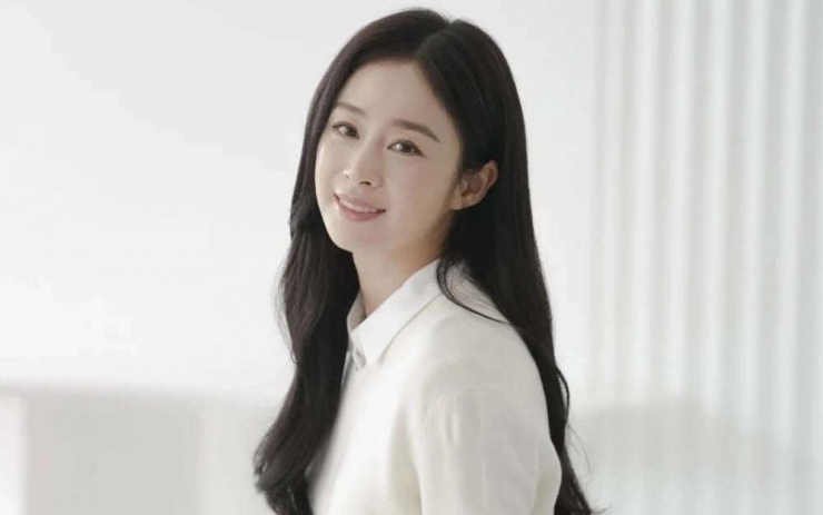 Khối tài sản khổng lồ của vợ chồng Kim Tae Hee 3 Sinh năm 1980, Kim Tae Hee bước chân vào giới giải trí năm 2000 với vai trò người mẫu quảng cáo. IG.