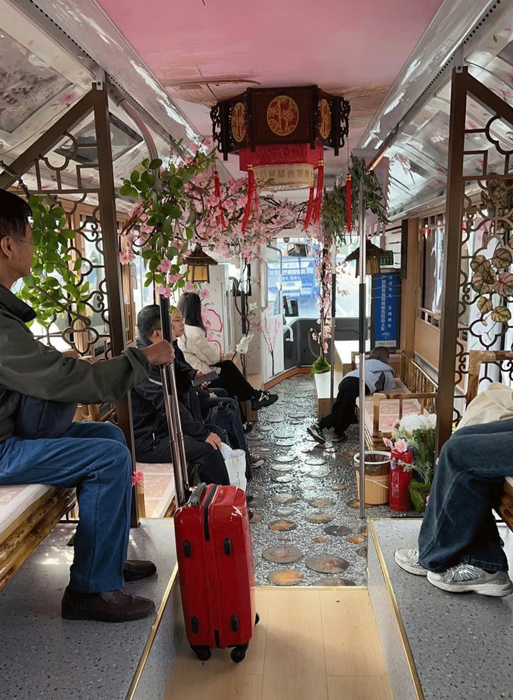 Tài xế Trung Quốc đóng vai hoàng đế, hiệp khách để cứu doanh thu xe buýt - 3