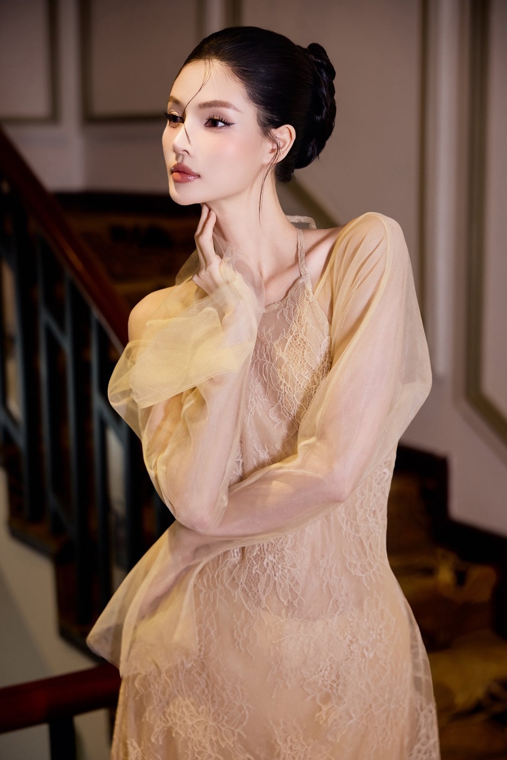 Vòng eo mỏng dính, thân hình siêu thực của người mẫu Việt gây tranh cãi - 2