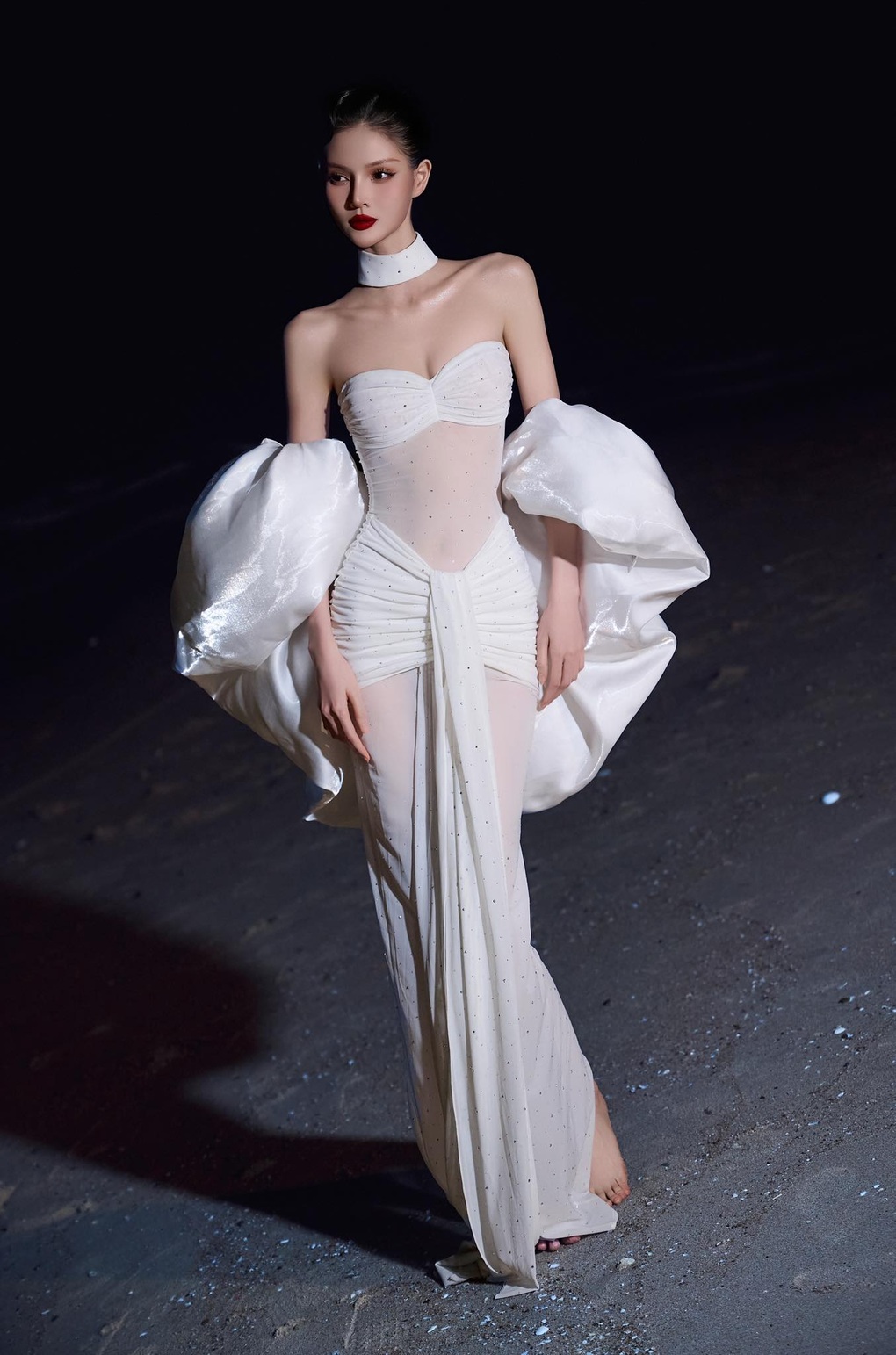 Vòng eo mỏng dính, thân hình siêu thực của người mẫu Việt gây tranh cãi - 3