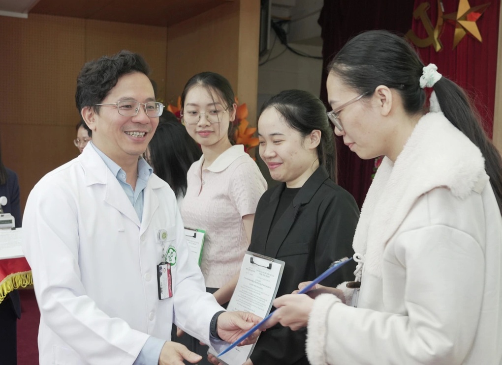 Giám đốc Bệnh viện Bạch Mai: Không ai làm bác sĩ giỏi mà sống khó khăn - 2
