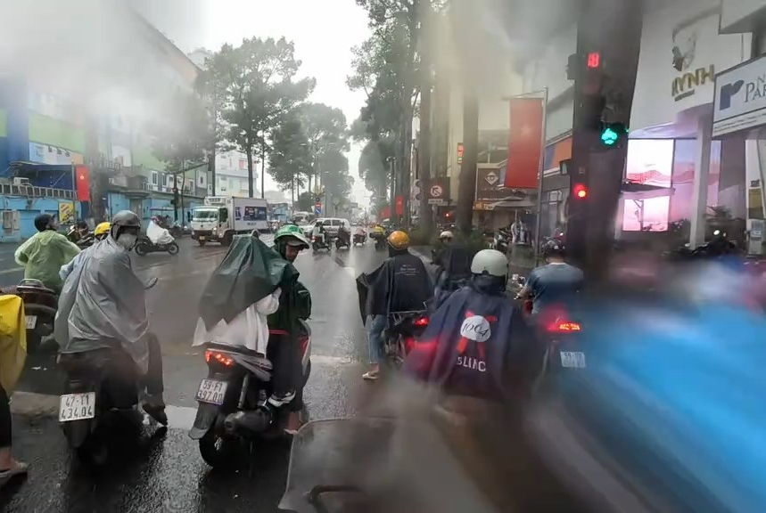 CSGT TP.HCM 'đội mưa' dẫn đường đưa tài xế xe ôm công nghệ bị đột quỵ đi cấp cứu 2 cảnh sát giao thông - Ảnh 3.