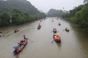 Đình chỉ hai lái đò chùa Hương vì vòi tiền, tự ý ghép khách