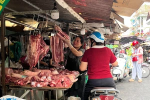 Thị trường sau Tết: Giá thực phẩm tươi sống neo cao, tiểu thương bán cầm chừng