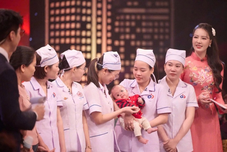 Cuộc hội ngộ giữa các nữ điều dưỡng và người nhà bệnh nhi trên sân khấu Gala Việc tử tế 2026.