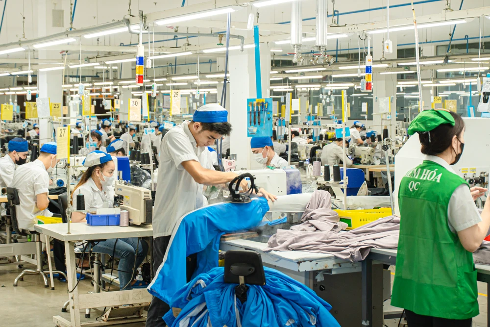 Nhiều doanh nghiệp may mặc đã kín đơn hàng trong quý I-2026. Ảnh: HẠ QUYÊN xuat-khau.png